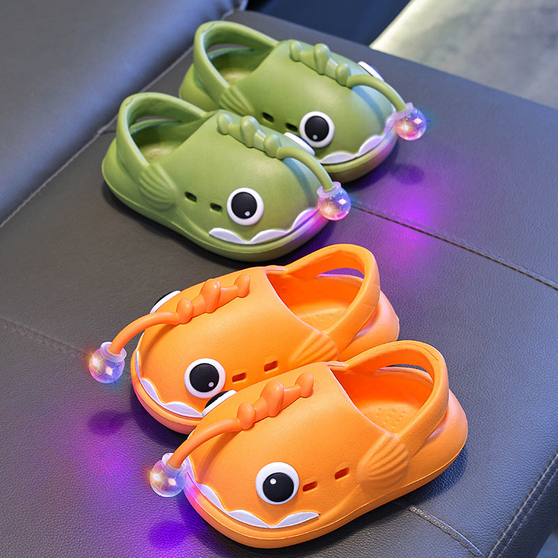 Children's sandals and slippers, summer boys with luminous lights, anti slip, and a sense of stepping on feces, big, medium, and small children with baotou, girls with beach holes, shoes